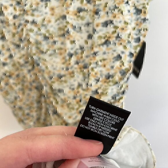 NEW NWT TORRID 2 Plus Size Stretch Mesh Crew Neck Ruched Top White Blue Floral - Picture 11 of 12